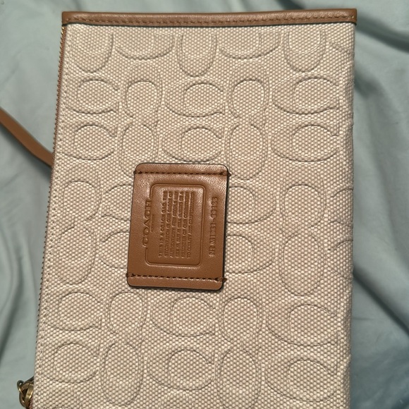 COPY - Coach tote that’s only been used a few times. In excellent condition. - Picture 2 of 3